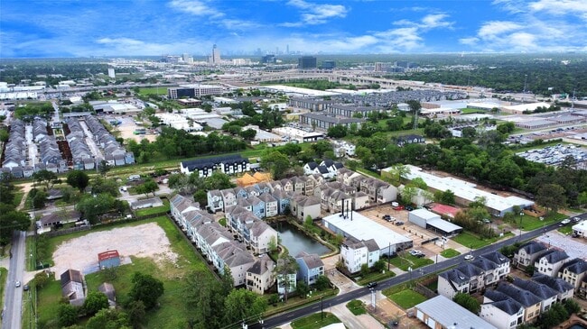 Building Photo - 11012 Mikula Dr