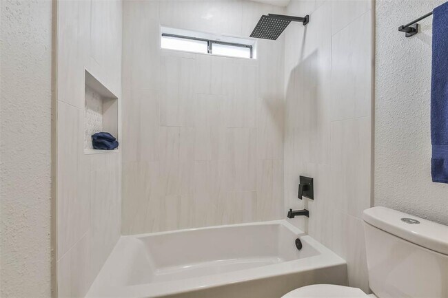 Building Photo - 2718 Foliage Green Dr
