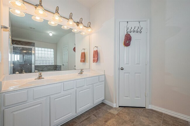 Building Photo - 1007 Casting Springs Way