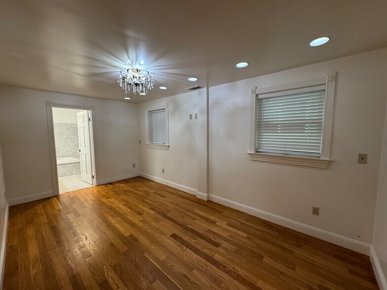 Building Photo - 2112 Santa Clara Ave