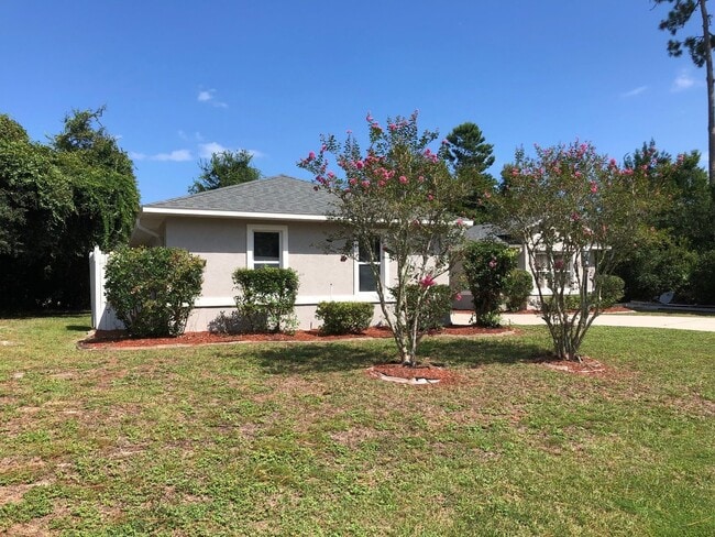 Building Photo - Large 3 Bedroom/2 Bathroom Single Family Home