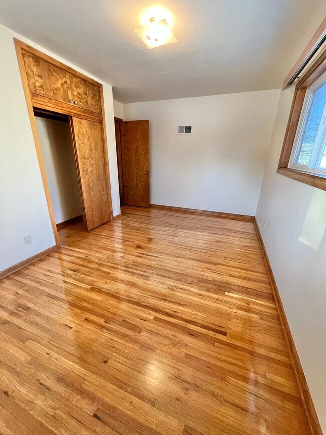 Building Photo - Large 3 Bed/2 Bath East Side Rental Home!
