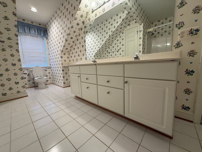 Building Photo - 935 Charter Oaks Dr