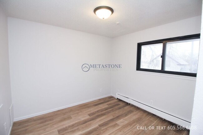 Building Photo - 308 S Lewis Ave