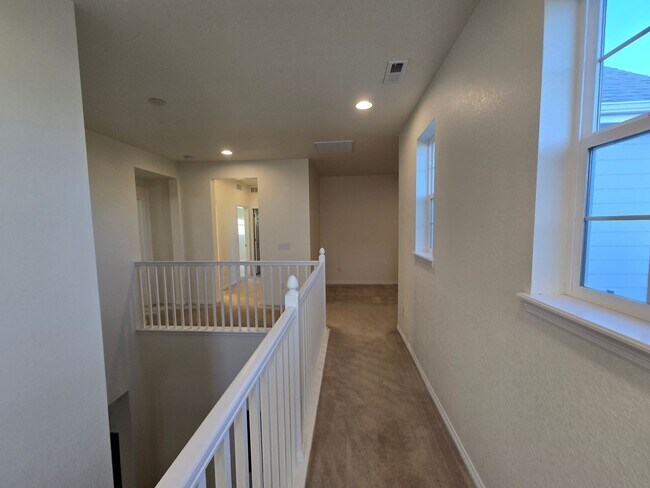 Building Photo - Spacious 4 Bedroom Single Family Home