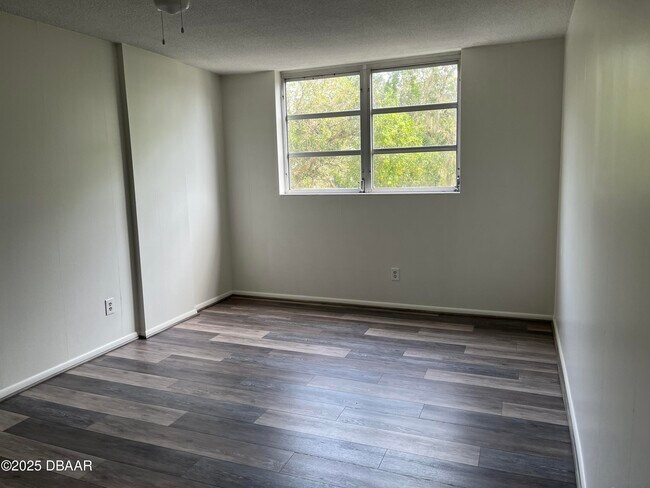 Building Photo - 1224 S Peninsula Dr