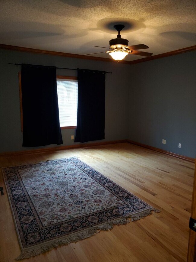 Building Photo - STUNNING, 5 BEDROOM AND 5 BATH TWIN HOME F...