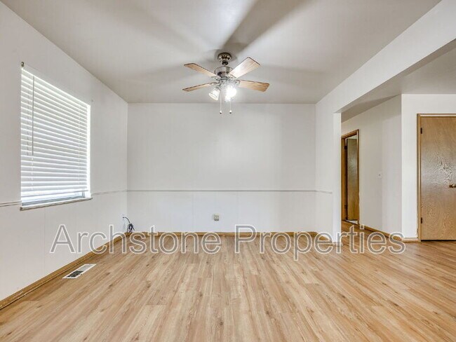 Building Photo - 3121 Lakeside Dr