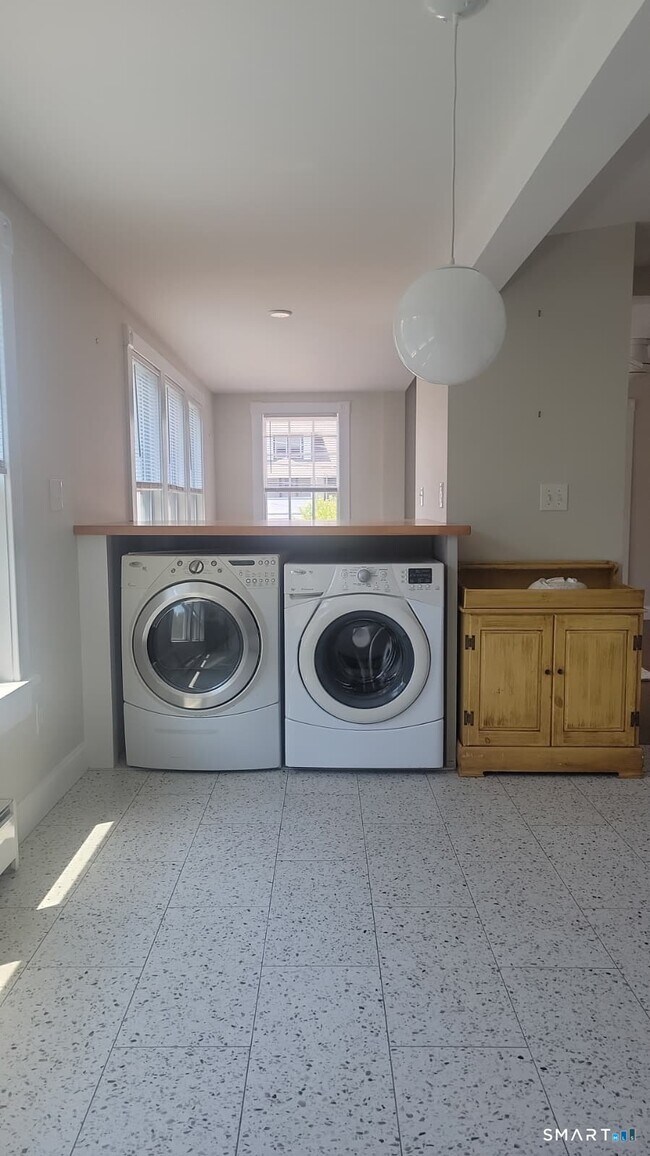 Building Photo - 318 Grovers Ave