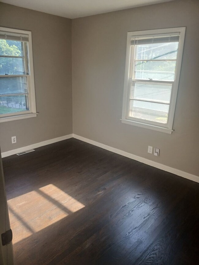 Building Photo - AVAILABLE NOW! Beautiful 3 Bedroom Home in...