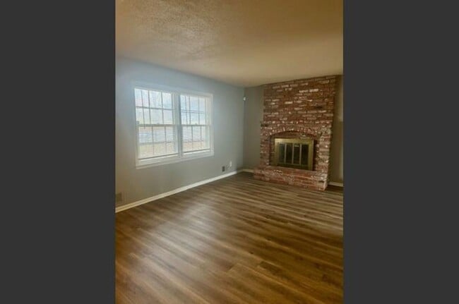 Building Photo - Spacious 3BR 2BA Home w/ Oversized 2-Car Garage