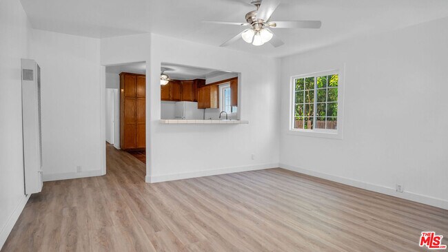 Building Photo - 472 N Ezra St