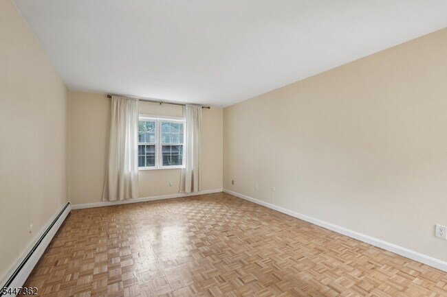 Building Photo - 135 S Maple Ave