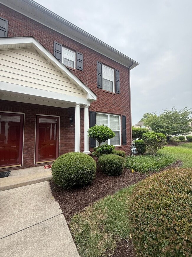 Building Photo - Lovely 2 Bedroom 2.5 Bathroom Located in V...