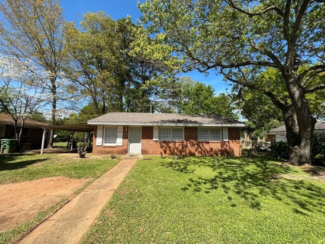 Primary Photo - 3/1 move in ready! First Month's Rent FREE!