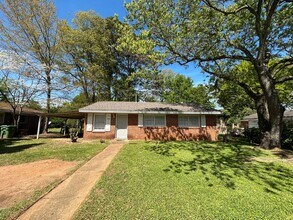 Building Photo - 3/1 move in ready! First Month's Rent FREE!