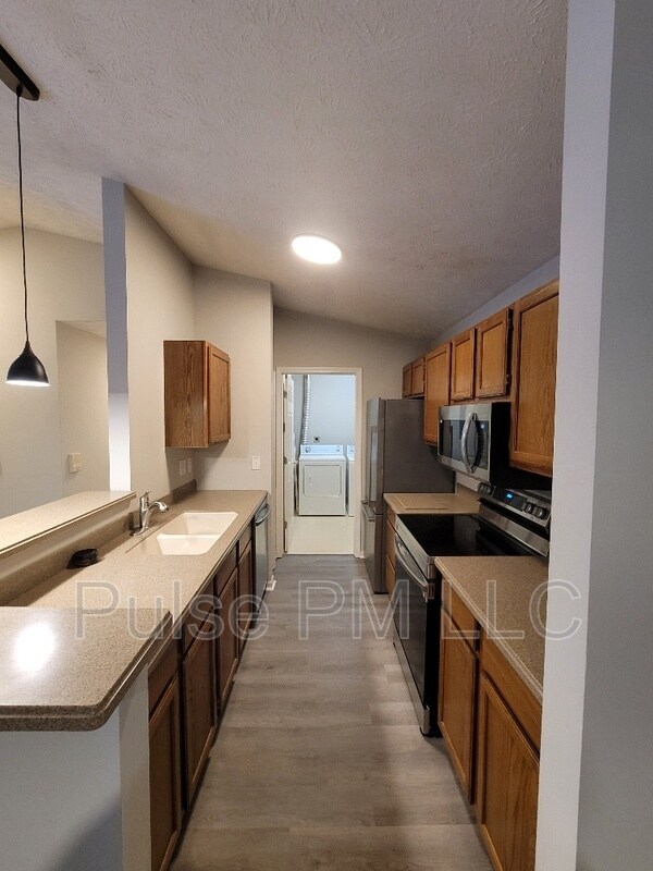 Building Photo - 440 Lakeview Dr