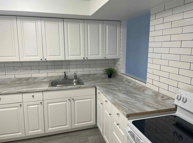 Building Photo - 1351 NE Miami Gardens Dr