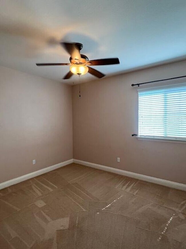 Building Photo - STUNNING & SPACIOUS 4 BEDROOM IN W. ROSEVI...