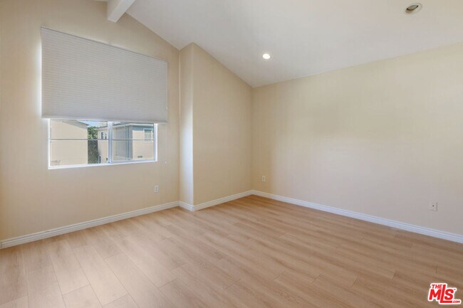 Building Photo - 2020 Penmar Ave