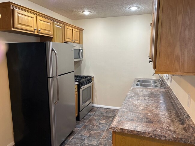 Building Photo - Centrally located 3 bedroom bungalow READY NOW!