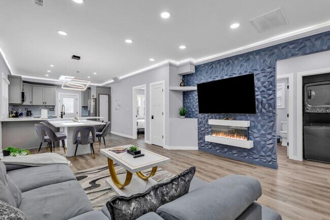 Primary Photo - 830 Parkwood Ave