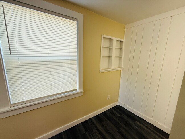 Building Photo - 320 21st Ave S