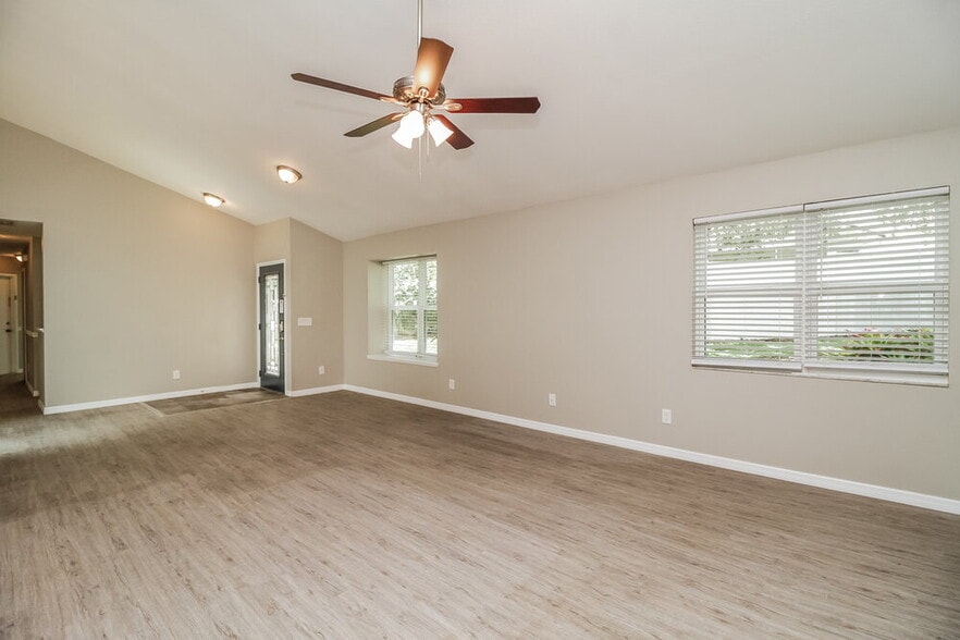 Building Photo - 520 Portland Cir