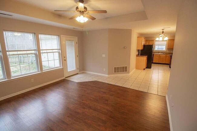 Building Photo - 1910 Harmony St