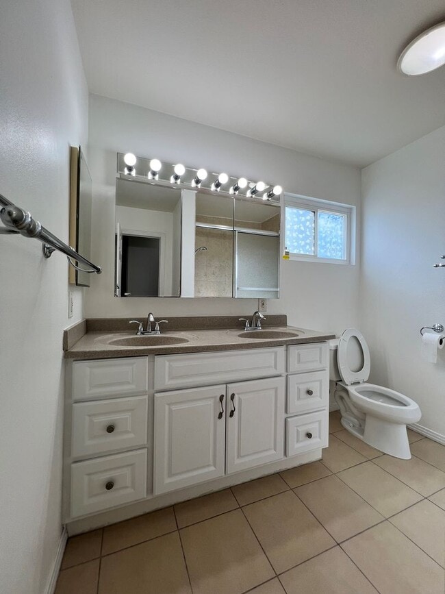 Building Photo - 3 Bedroom 1.5 Bathroom in Torrance