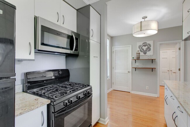 Building Photo - Charming 2 Bed 2 Bath Home on Historic Rus...