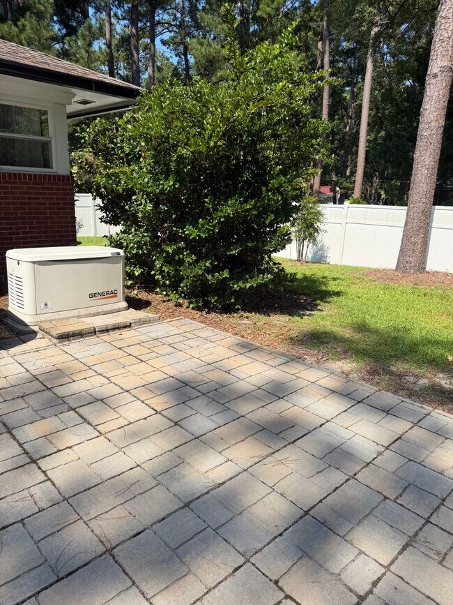 Building Photo - 302 Oak Dr