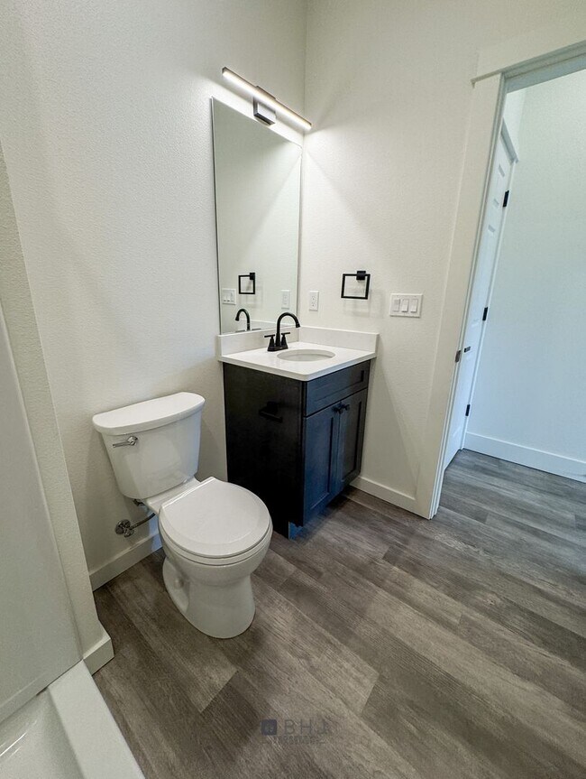 Building Photo - BRAND NEW Pet Friendly 1 bed/ 1 bath apart...