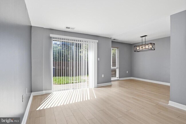 Building Photo - 264 N Stevenson Sq