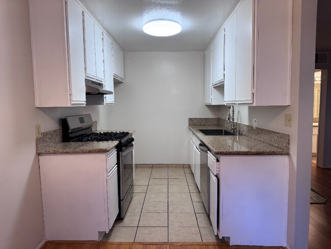 Building Photo - 430 E San Jose Ave