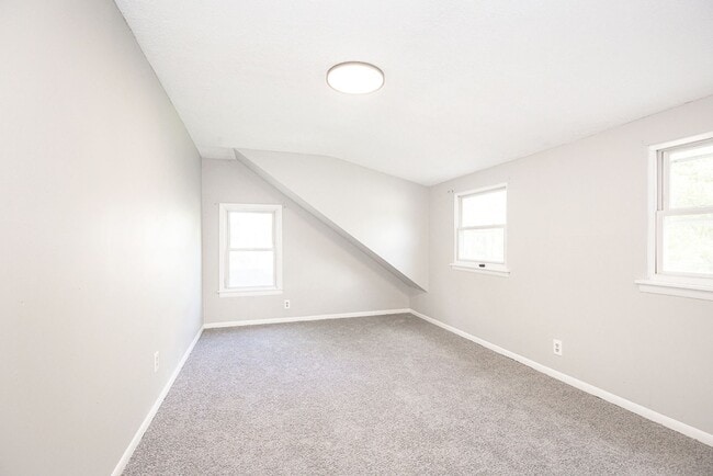 Building Photo - THREE BEDROOM SINGLE FAMILY HOME IN BEAUTI...