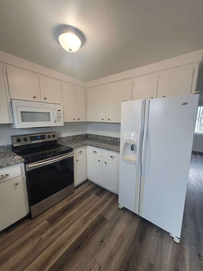 Building Photo - Updated 2BD/1BA Coming Duplex Available