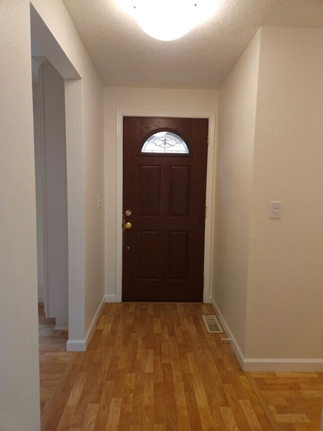 Building Photo - 3Bd/2Ba Single Story Home-Available soon!
