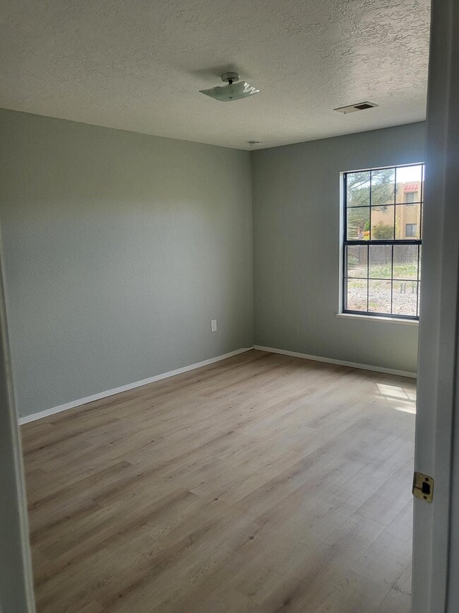 Building Photo - 837 Country Club Dr SE