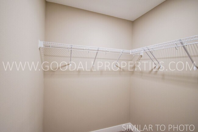 Building Photo - Wonderful 5 bedroom, 3.5 bath with a finis...