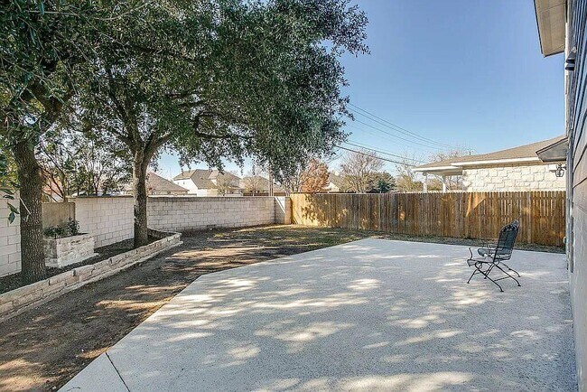 Building Photo - 1200 Kenneys Way