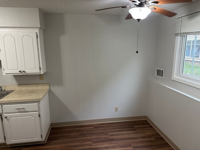 Building Photo - 1 bedroom 1 Bathroom Lower of Level Duplex...