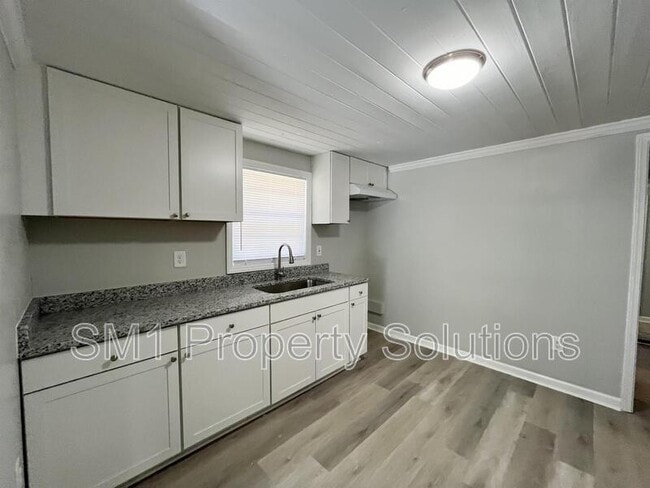 Building Photo - 871 W 11th St