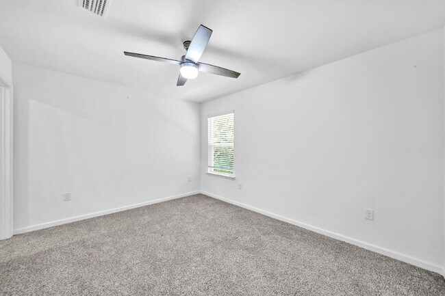 Building Photo - 30 Sandywoods Ct