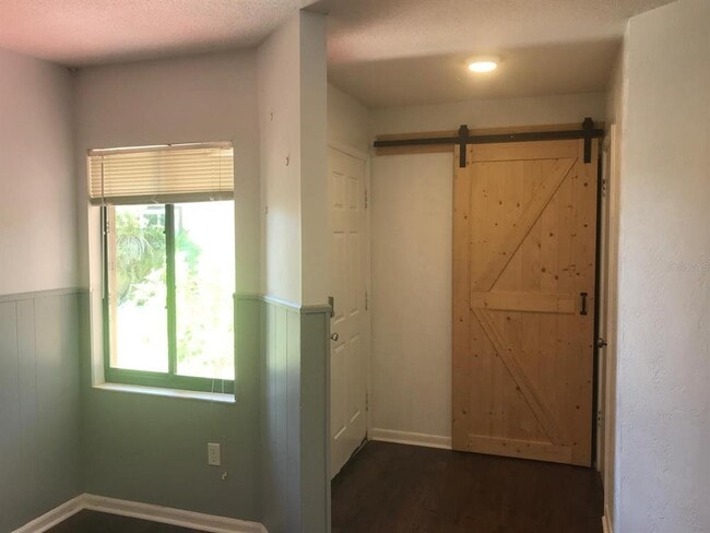 Building Photo - 112 Oakwood Village Cir