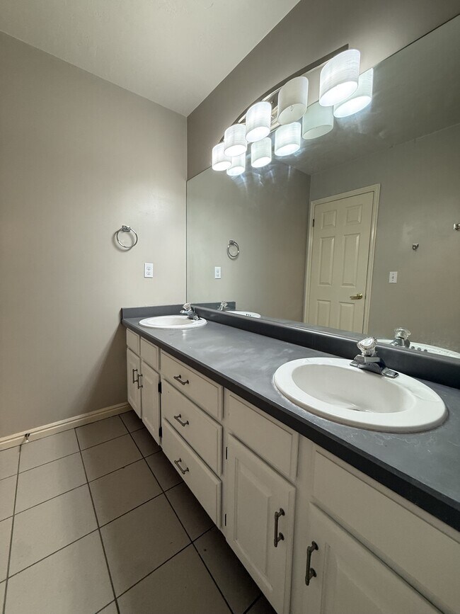 Building Photo - 3408 S Huntington Dr
