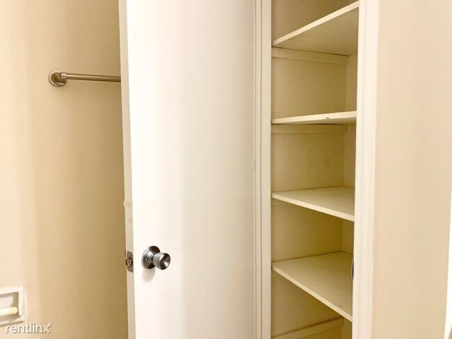 Building Photo - 3 br, 3 bath Townhome - 2314 W Bancroft Ct
