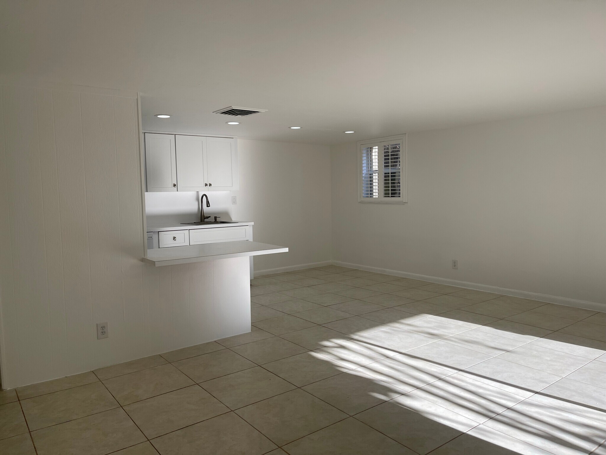 Dining room - 186 NW 4th Ave