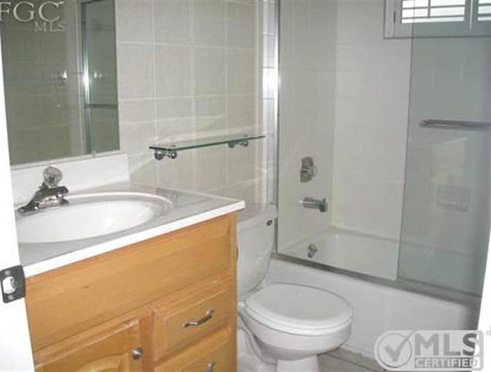 Bath 1 - 1418 SE 44th St