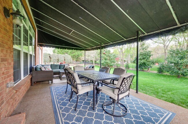 Building Photo - 4 Bedroom, 3.5 Bathroom Executive Home with Fenced Yard and 3 Car Garage.